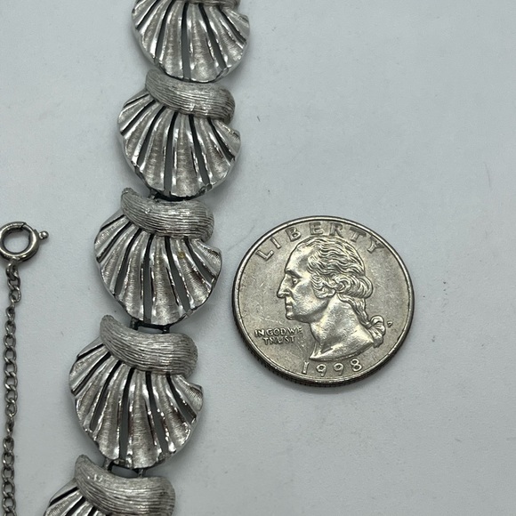 Puccini signed silver tone vintage shell shaped abstract bracelet - Picture 10 of 16